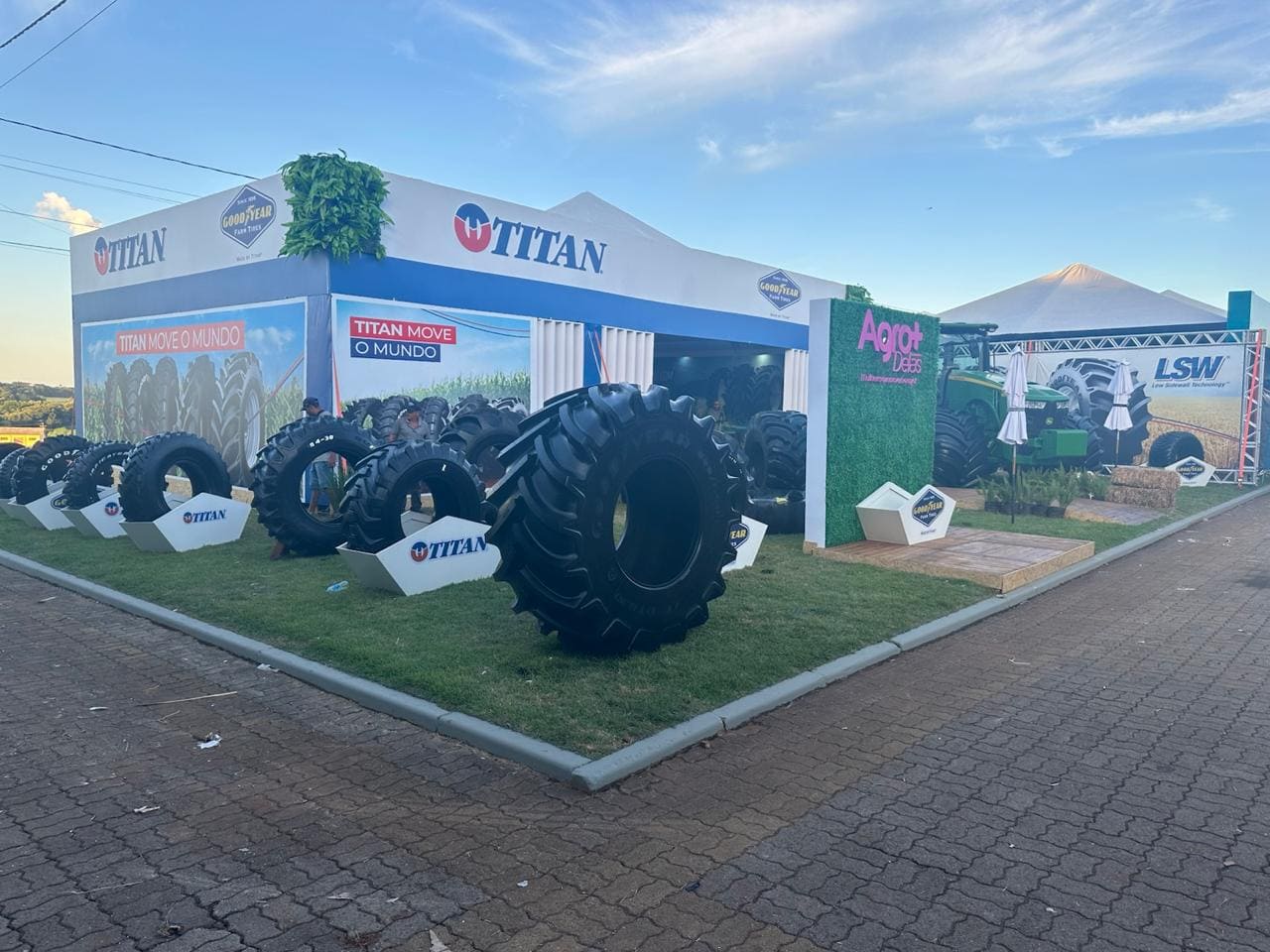 Estande Misto - Combinação octanorm e madeira para máxima flexibilidade