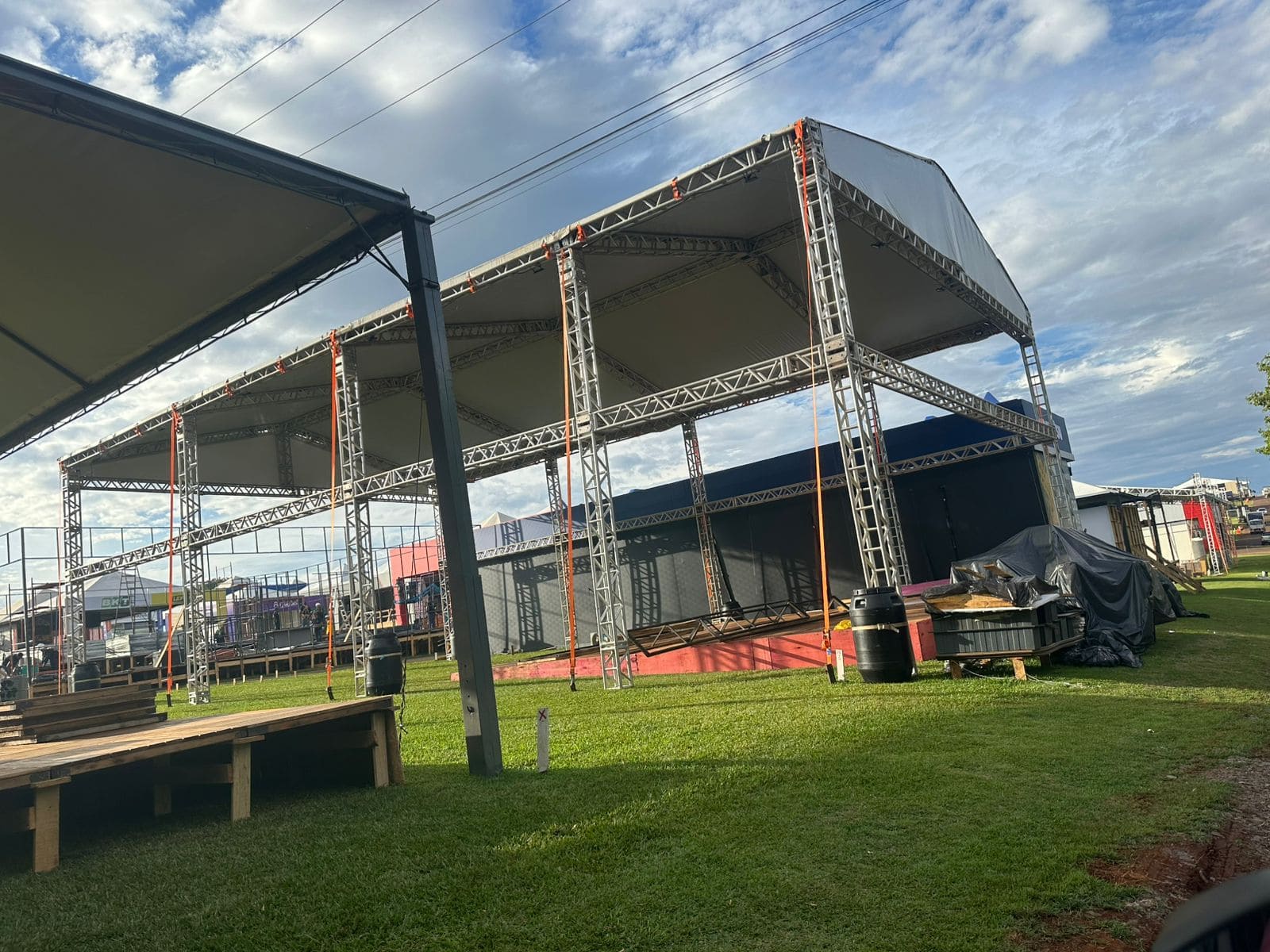 Montagem Construída 2 - Estande 100% personalizado em madeira