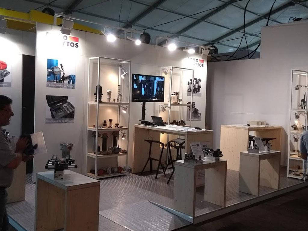 Montagem Construída 3 - Estande 100% personalizado em madeira